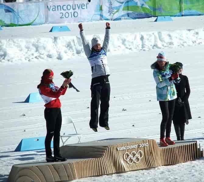 Marit Bjørgen feirer OL-gull i Vancouver.