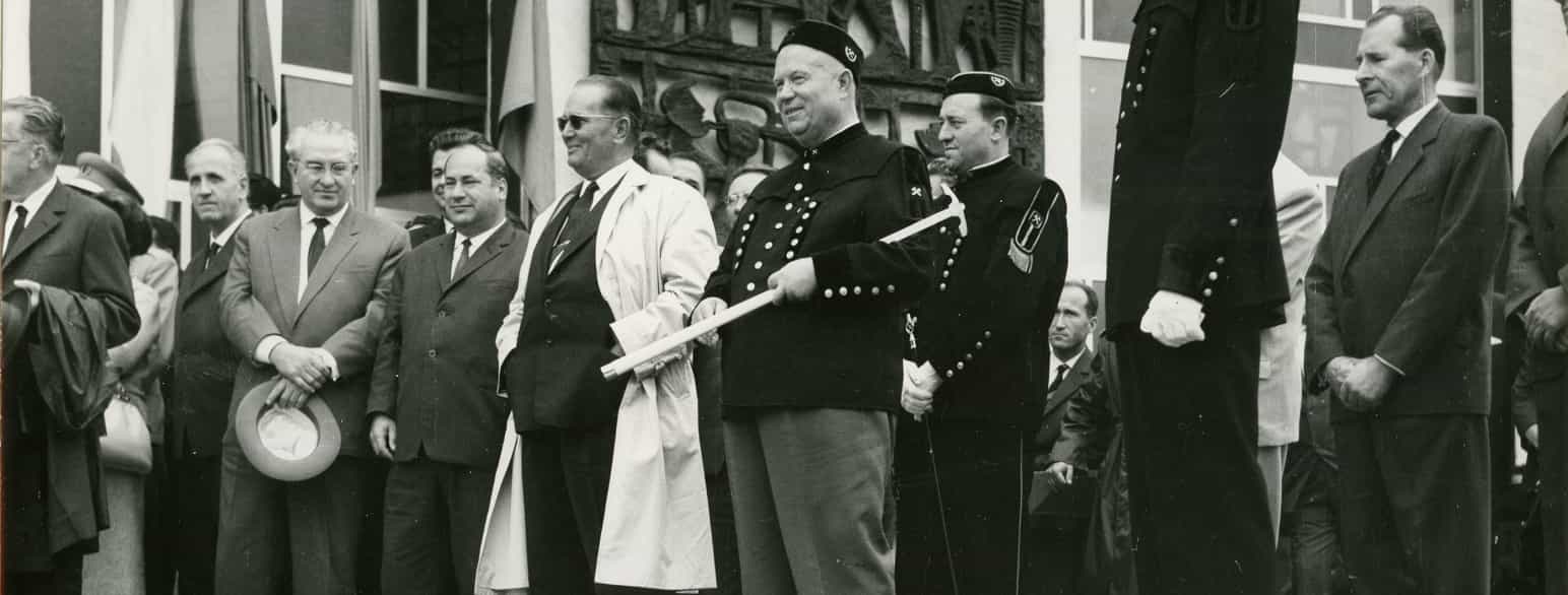 Nikita Khrusjtsjov (nummer fire frå høgre, i uniform) saman med Jugoslavias statsleiar Josip Broz Tito (i kvit frakk) i 1963
