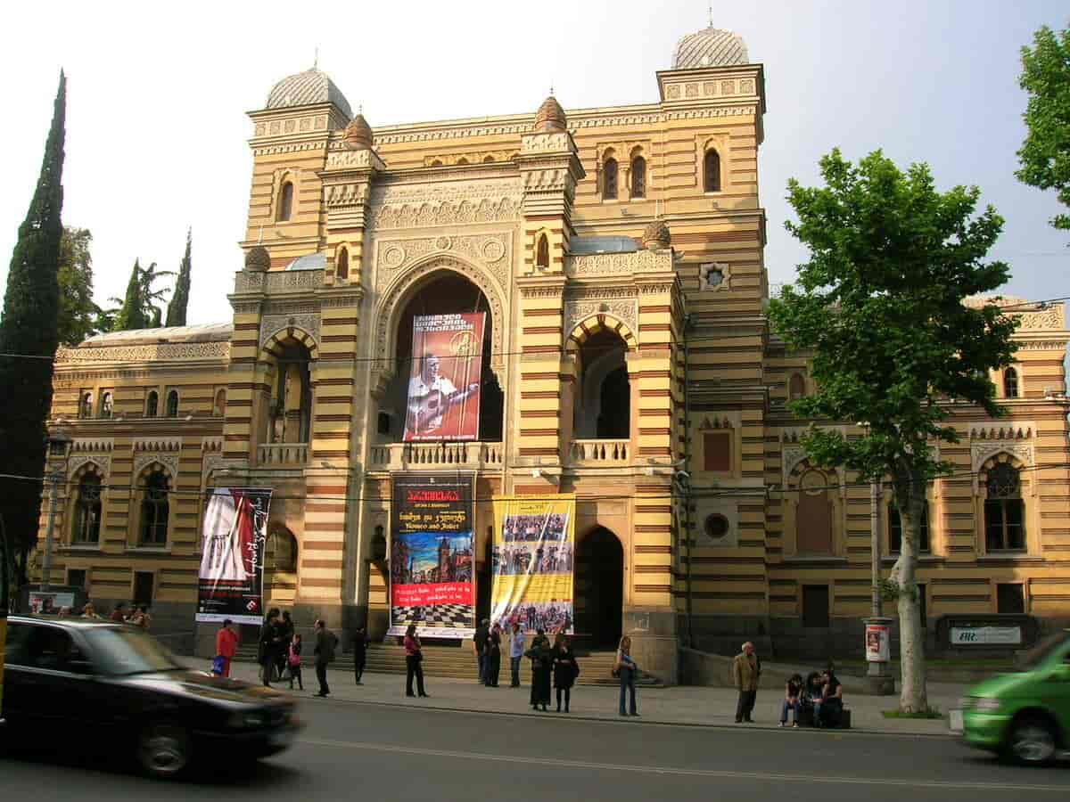 Hovedbygningen til Tbilisi opera- og balletteater på Rustaveli-avenyen.