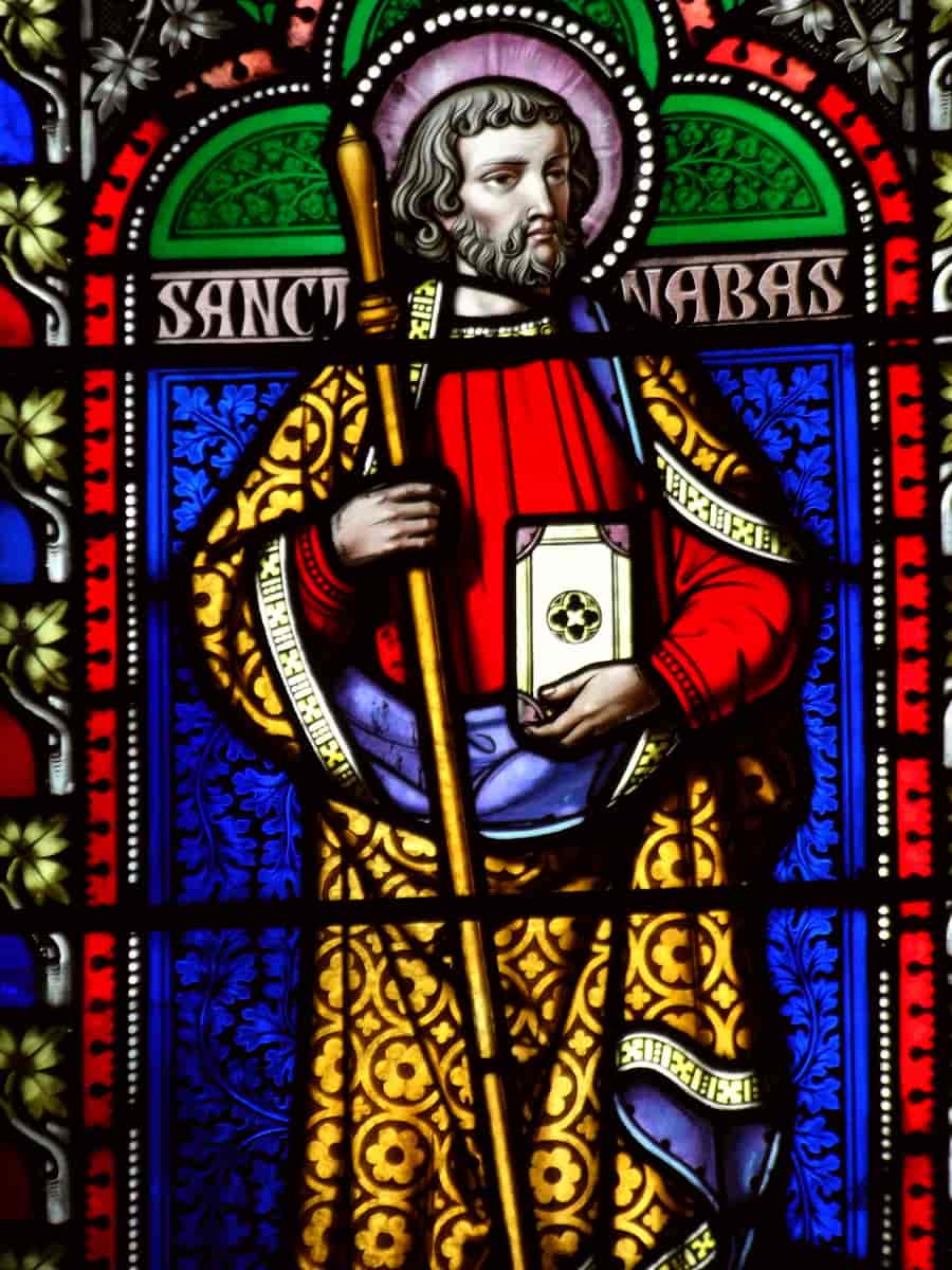 Apostelen Barnabas, fremstilt i et glassmaleri i St. Barnabas-kirken i Heaton, England.