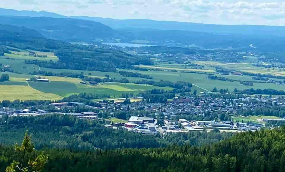 Drammensdalen med industriområde og i bakgrunnen Drammenselva
