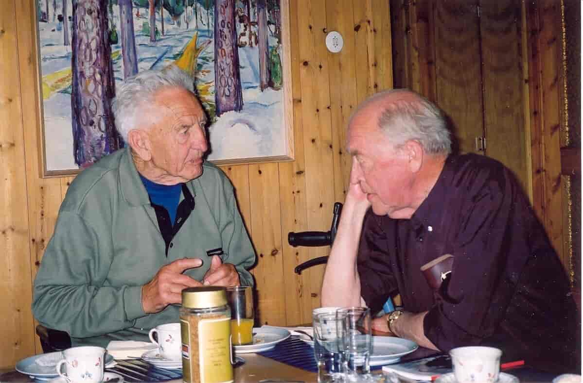 Haakon Lie og Odvar Nordli i samtale på Ulvøya i 2003