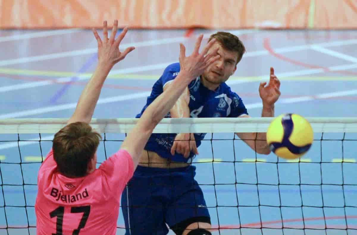 Bjarne Nikolai Huus i angrep for Førde Volleyballklubb