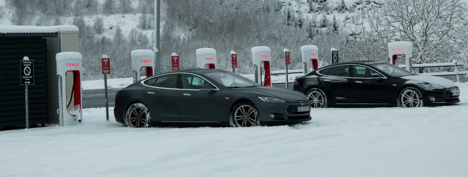 To elbiler av merket Tesla ved bilprodusentens hurtigladestasjon i Mosjøen, Nordland, januar 2017