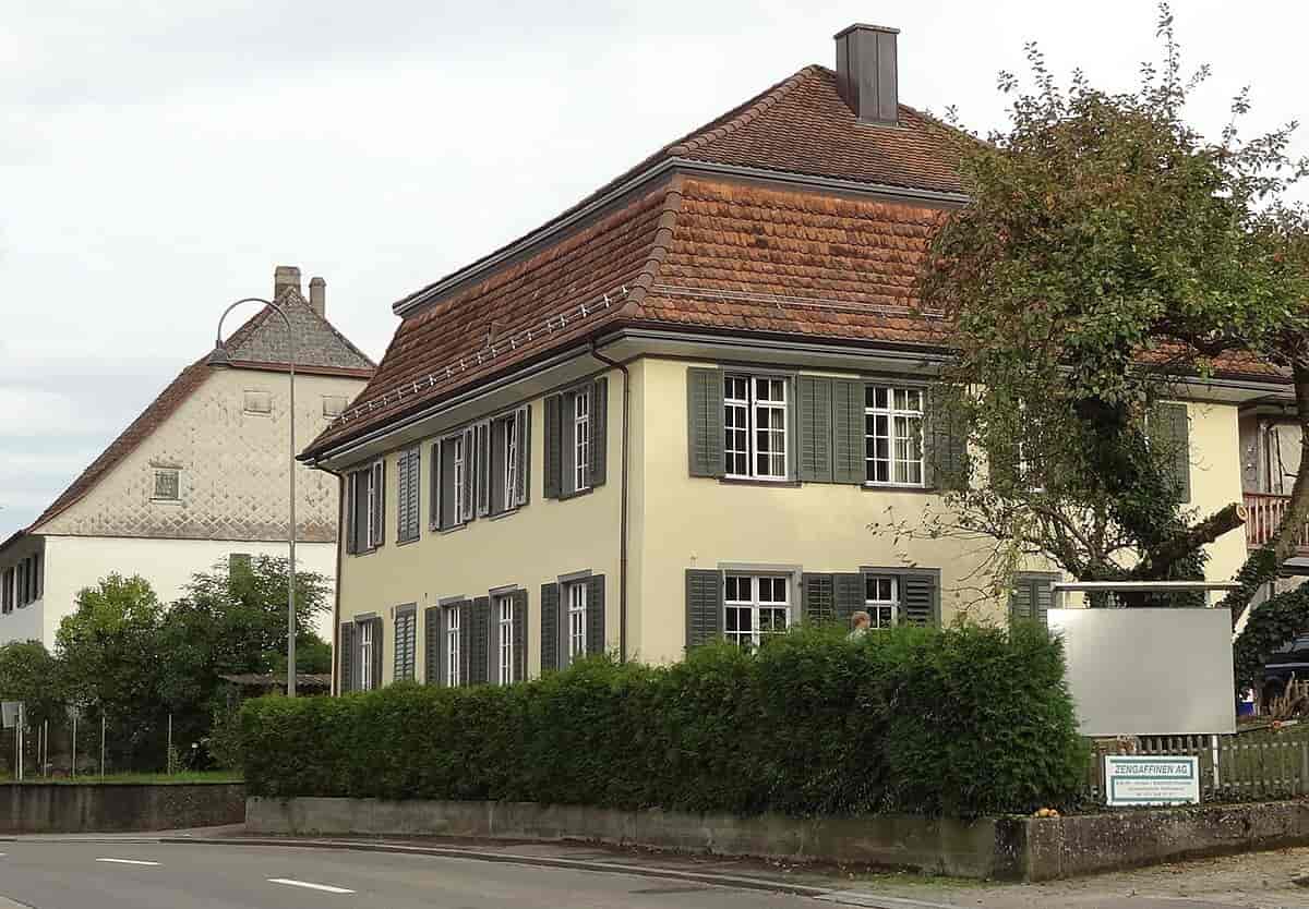 Bygning med kombinert valm-mansardtak i Berlingen, Sveits