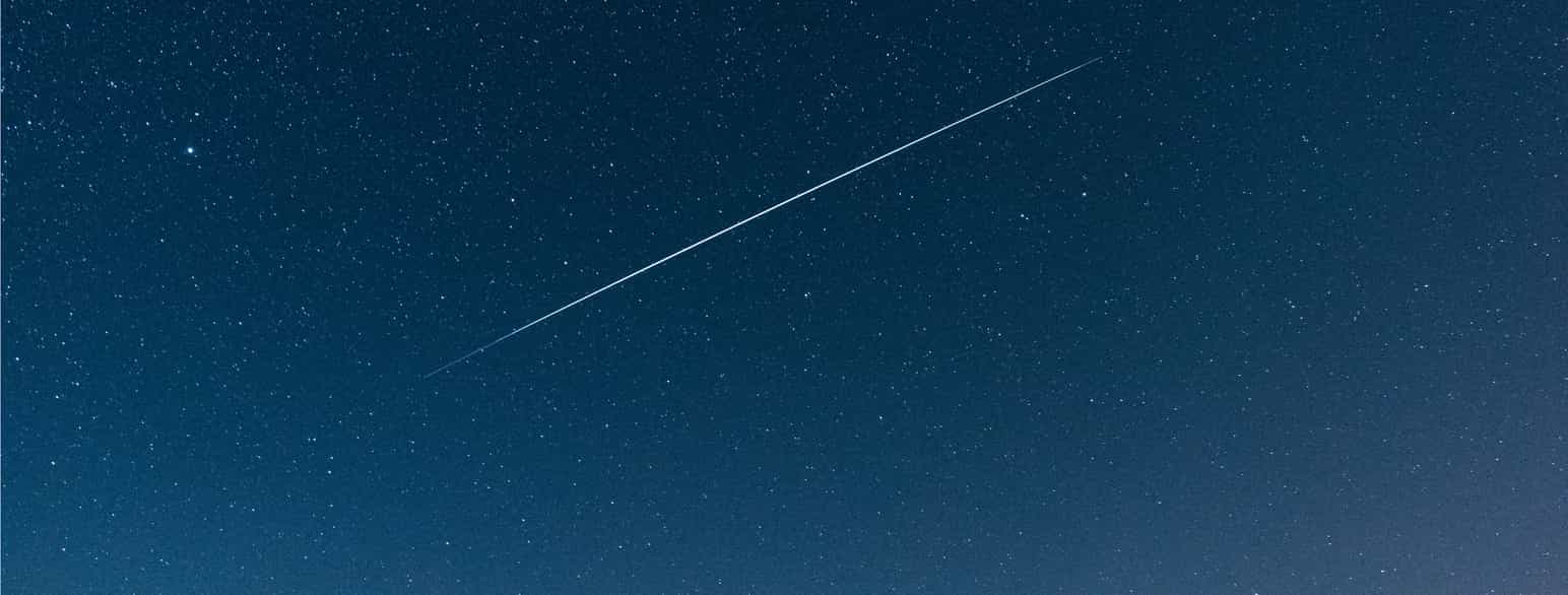 En meteor fra meteorsvermen Perseidene, som opptrer i august hvert år.
