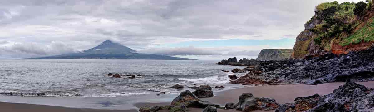 Montanha do Pico sett fra øya Faial