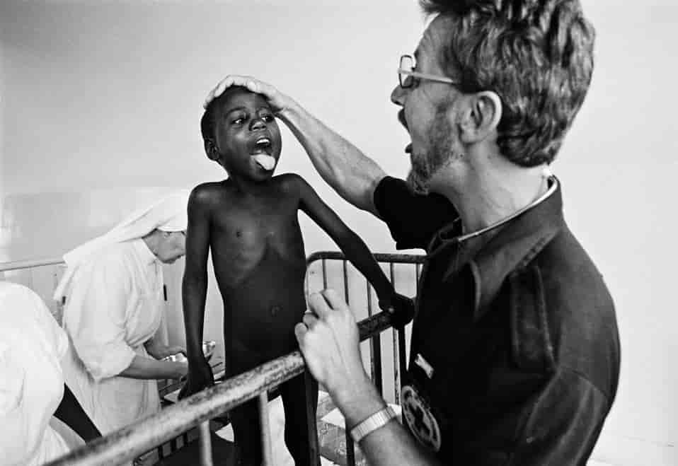 En lege fra Røde Kors i Zimbabwe 1979