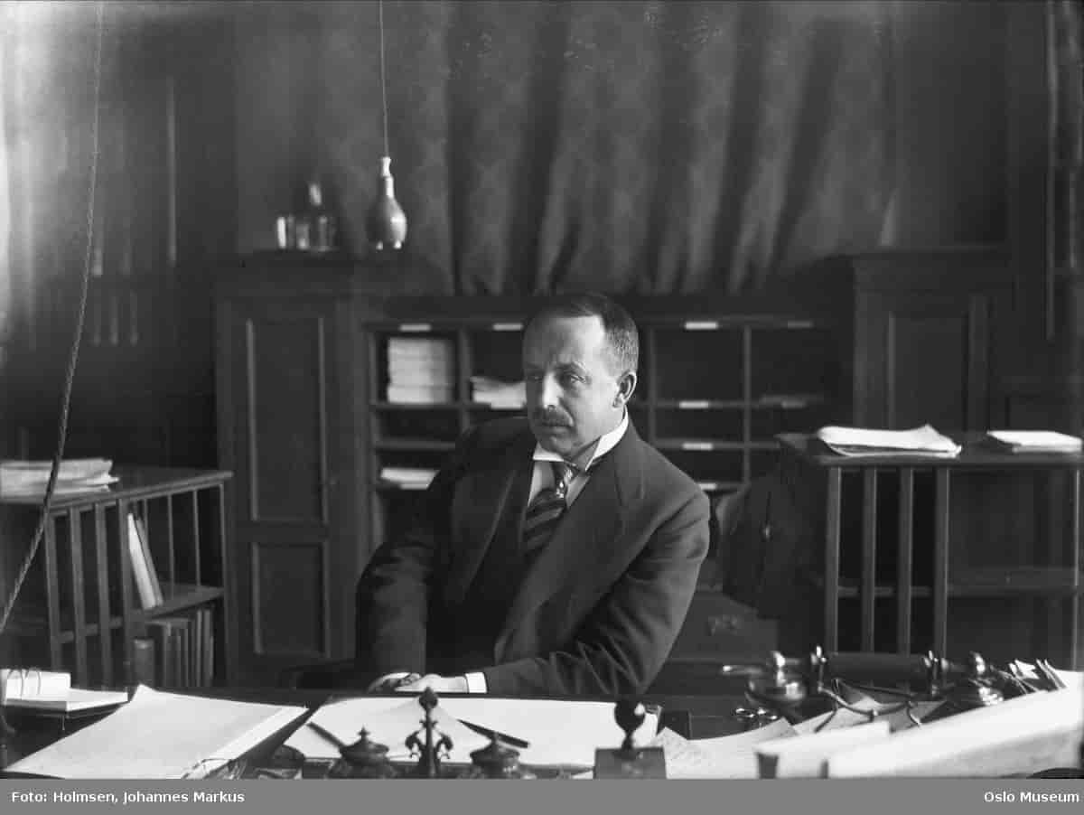 Paal Berg ved skrivebordet, fotografert rundt 1920