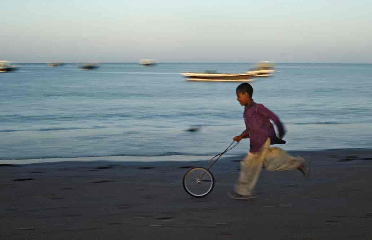 Gutt leker med sykkelhjul i Iran (1978)