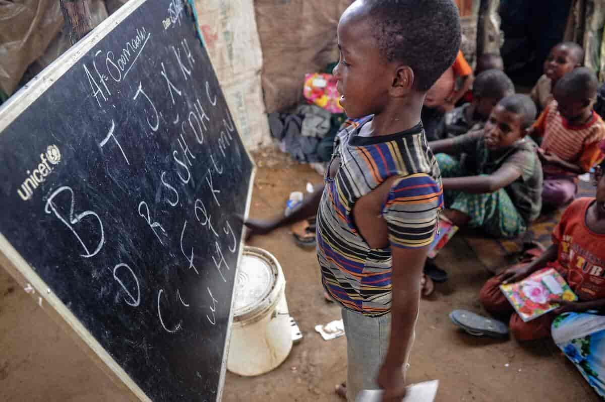 En gutt lærer alfabetet og sifrene i en provisorisk leir i Mogadishu (2018)
