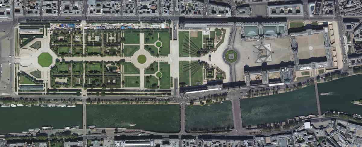Flyfoto av Tuileries-hagen (venstre) og Louvre (høyre) i Paris, ved elva Seinens «høyre bredd».
