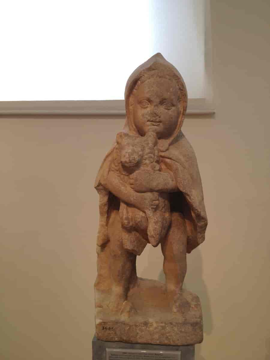 Skulptur av et avdød barn med kjeledyr