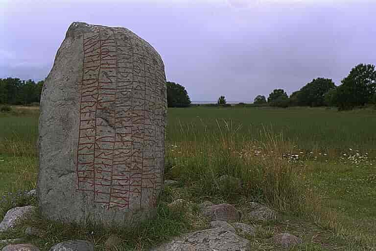 Karlevi-steinen, Vickleby socken