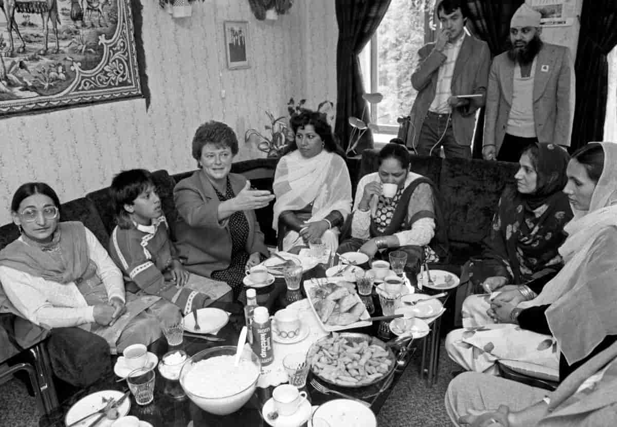 Gro Harlem Brundtland på besøk hos pakistanske innvandrere (1987)
