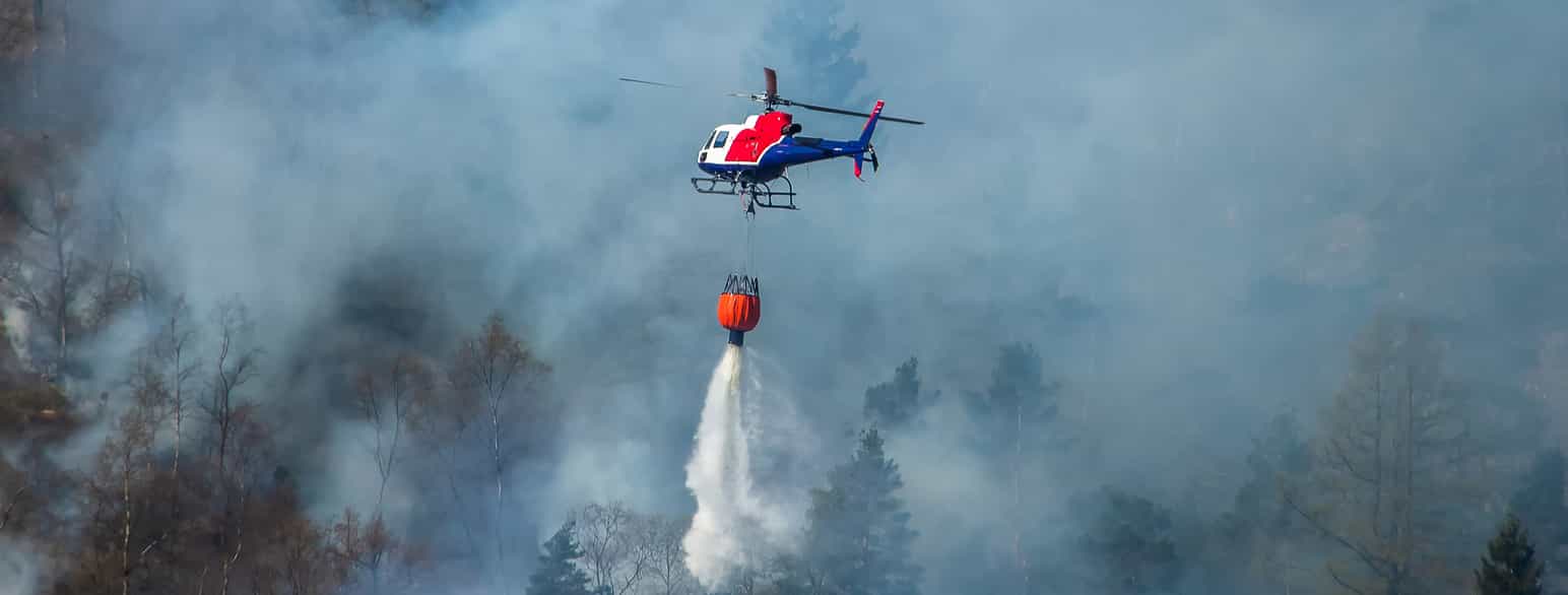 helikopter som slukker skogbrann 