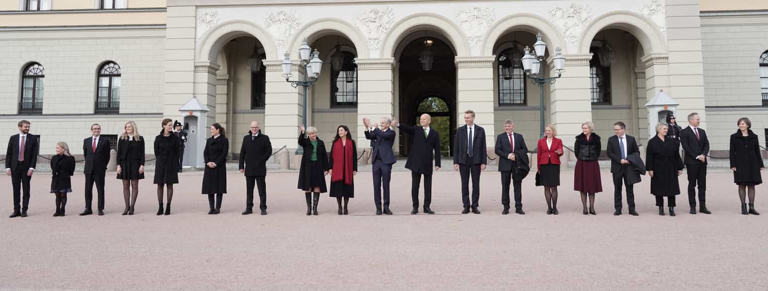 Statsminister Jonas Gahr Støre presenterer sine statsråder på Slottsplassen 14. oktober 2021