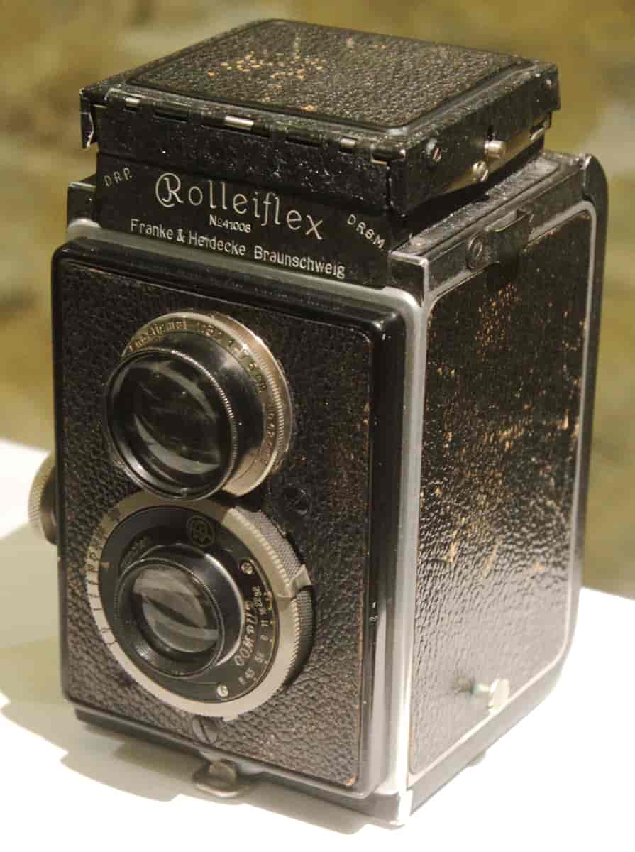 Det første Rolleiflexkameraet ble lansert i 1928.