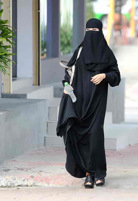 Saudisk kvinne med abaya og nikab