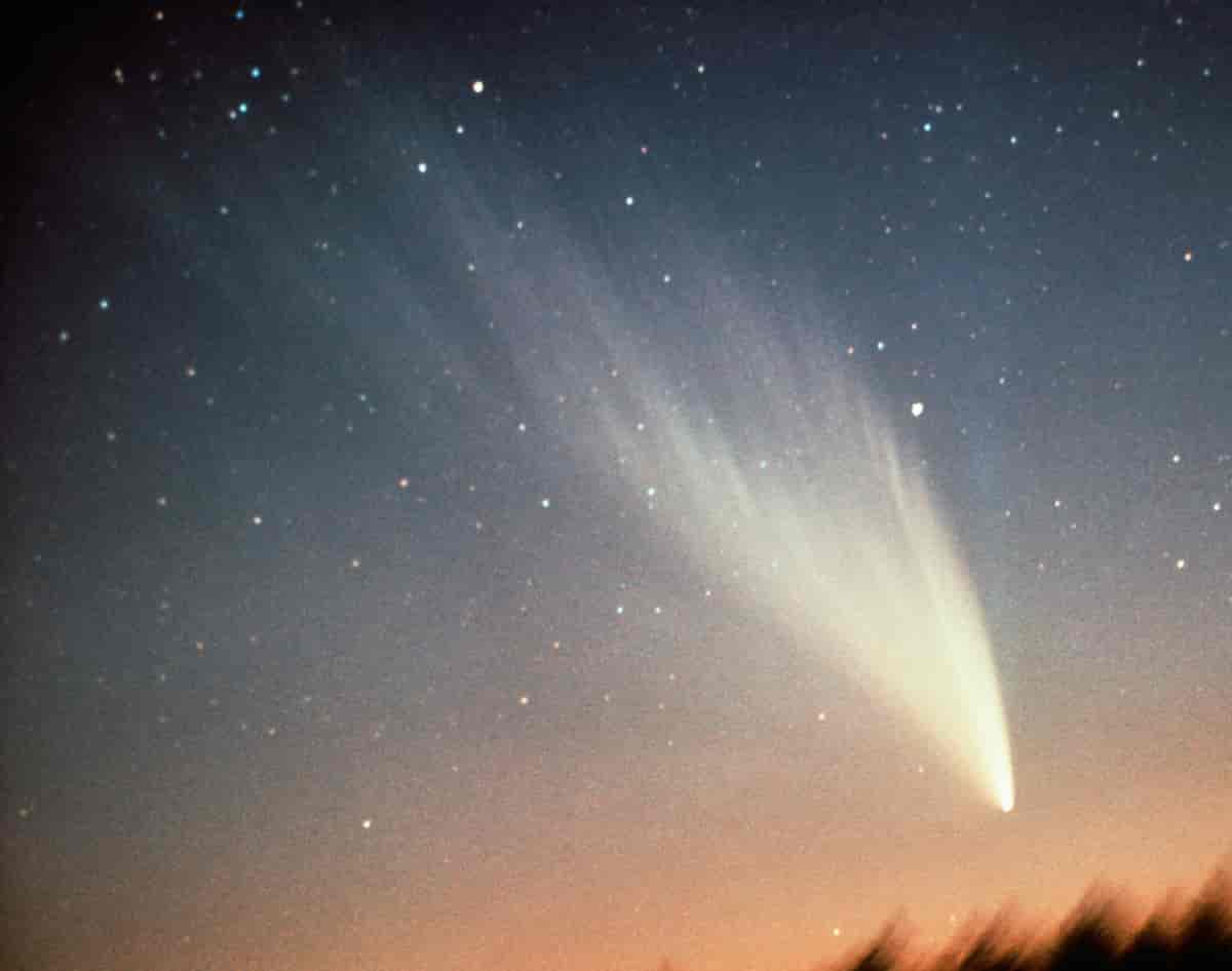 Komet West med en støvhale som dekket 25 grader på himmelen. Halen drives bort fra kometkjernen av strålingstrykket fra Solen