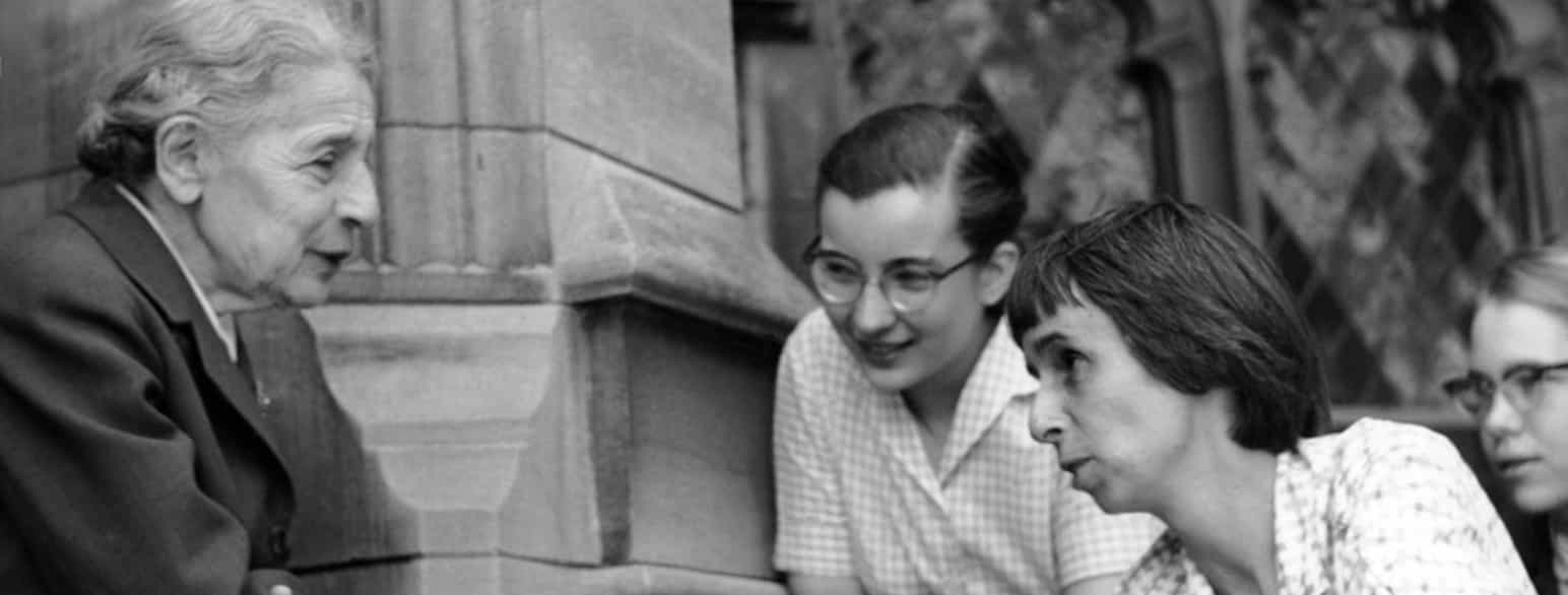 Lise Meitner i samtale med studentar ved Bryn Mawr College i USA i 1959