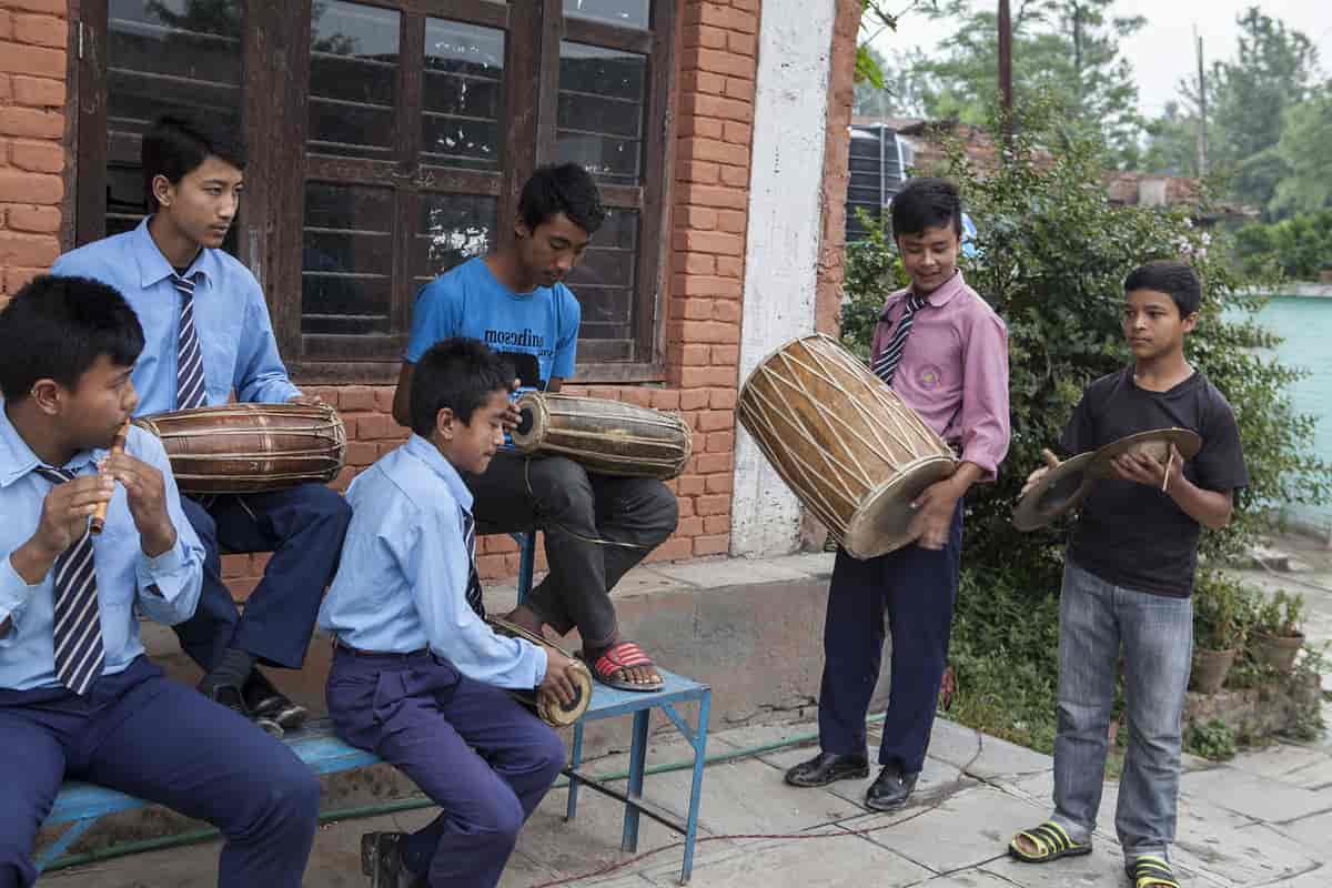 Skoleelever med tradisjonelle instrumenter