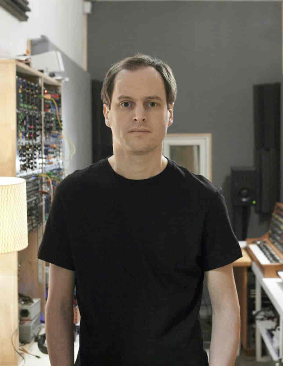 Asbjørn Blokkum Flø i studio.