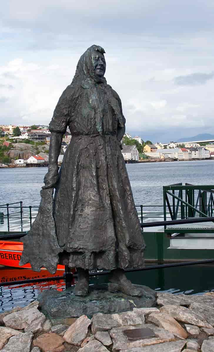 Statuen «Klippfiskkjerringa» av Tore Bjørn Skjølsvik