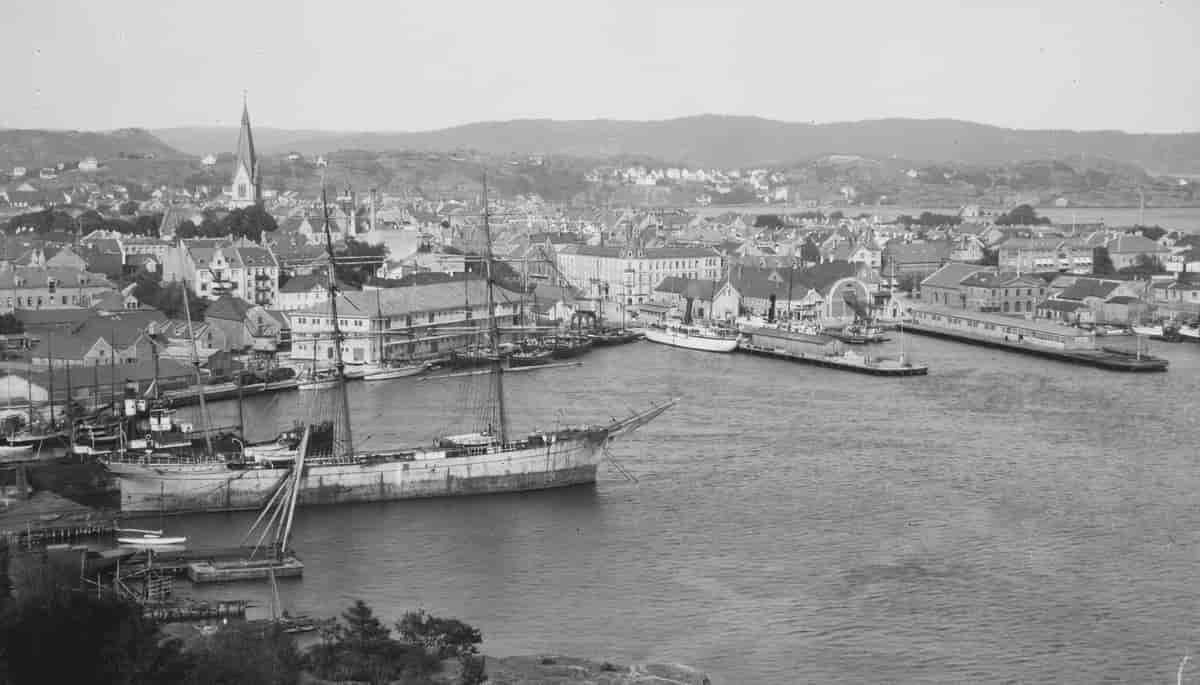 Kristiansand havn, ukjent årstall, fotografert en gang etter år 1900.
