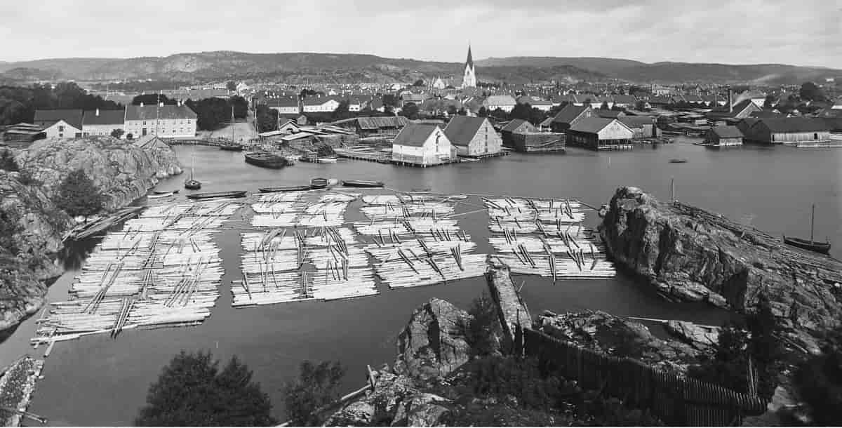 Christiansand havn sett fra Odderøya. Bildet er tatt en gang mellom 1880 og 1890.