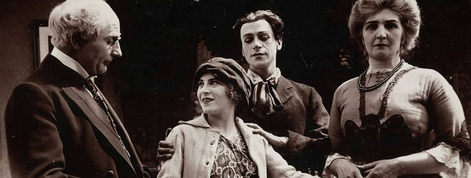 Stillbilde frå stumfilm ca. 1910–1915. Frå venstre: Philip Bech, Gerda Ring, Ingolf Schanche og Agnes Mowinckel