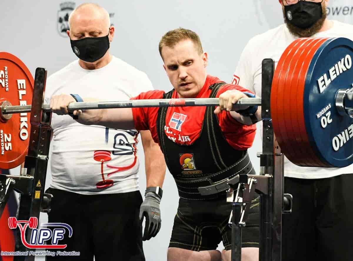 Kjell Egil Bakkelund er fleire gongar verdsmeister i styrkeløft. Her er han i aksjon under VM i 2021.