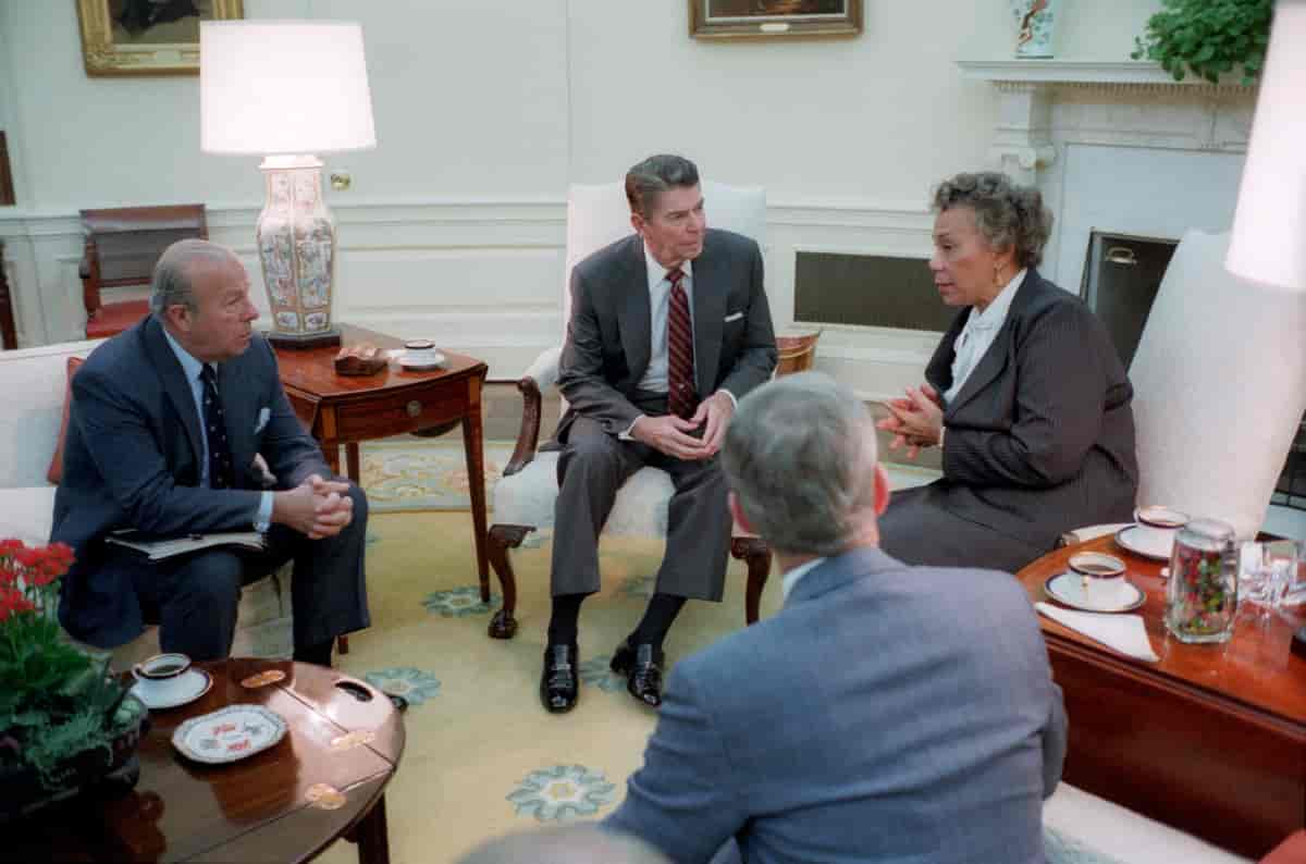 Mary Eugenia Charles møter Ronald Reagan
