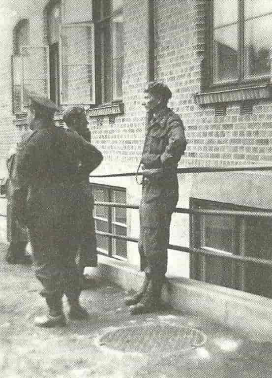Norsk og britisk militært personell på Lillehammer 26. juni, 1945