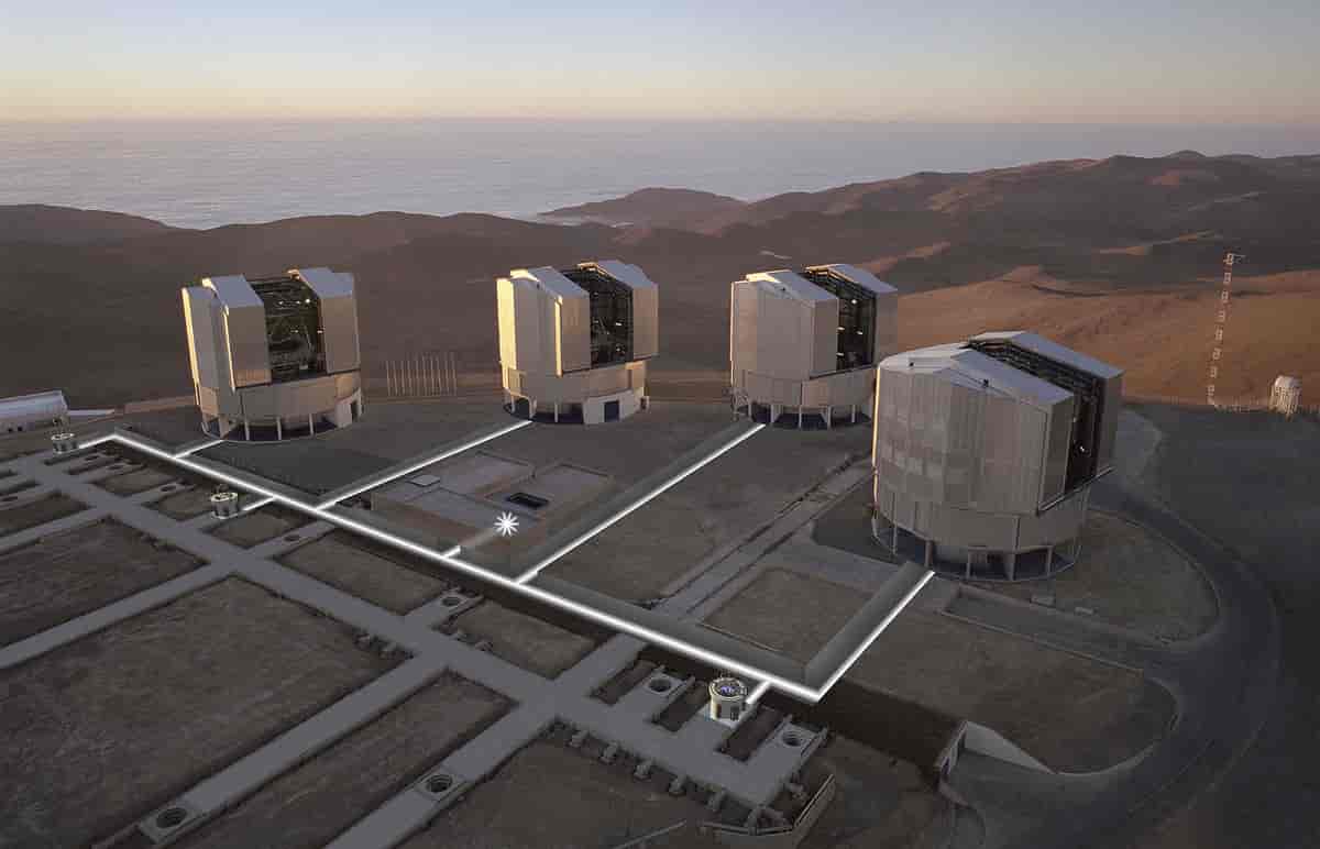 De fire store teleskopene og skinnearrangementet for de fire mindre hjelpeteleskopene