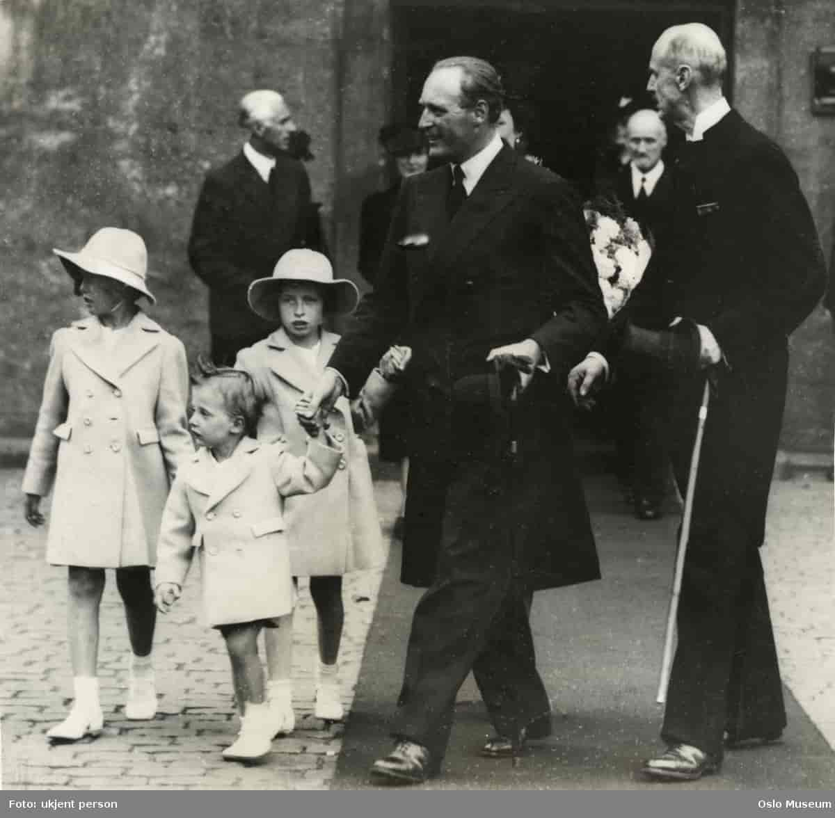 Kong Haakon 7., kronprins Olav 5. og barna Harald 5., Ragnhild og Astrid i 1939.