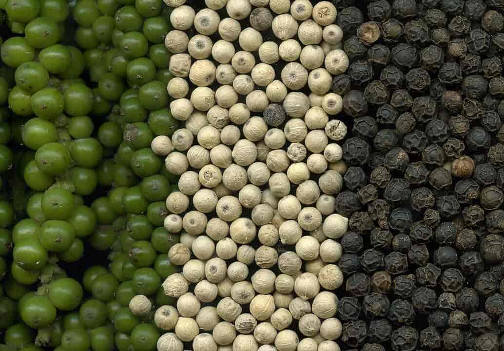 Nærbilde av grønne, hvite og svarte pepperkorn