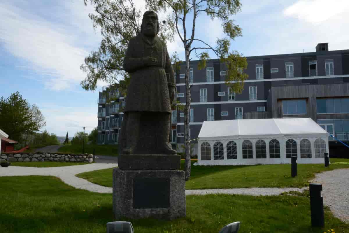 Hotell Utsikten med statuen av Tjodolf frå Kvin.