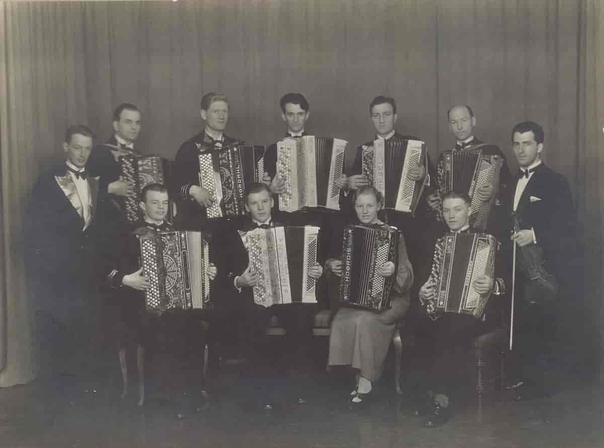 Henschiens trekkspillorkester fotografert på slutten av 1930-tallet. Harald Henschien bakerst til høyre.