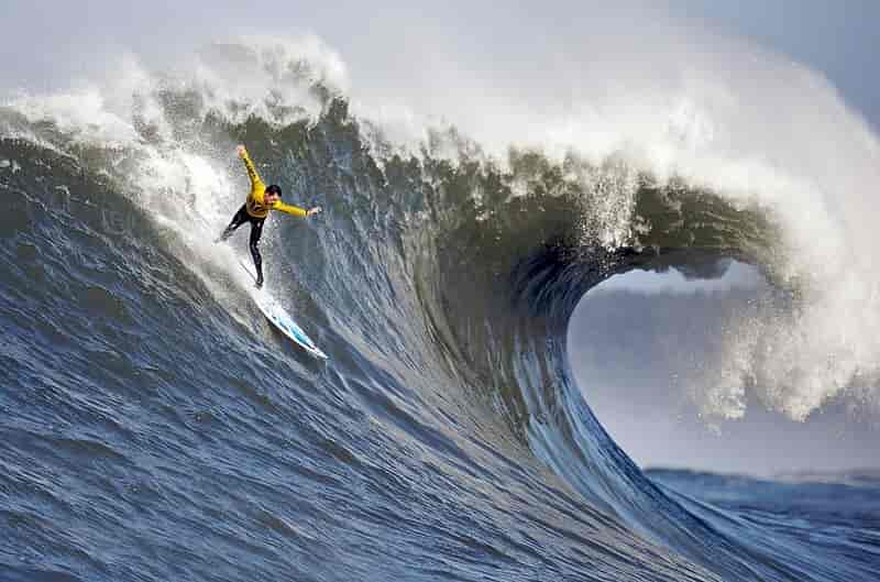 Surfing i store bølger.