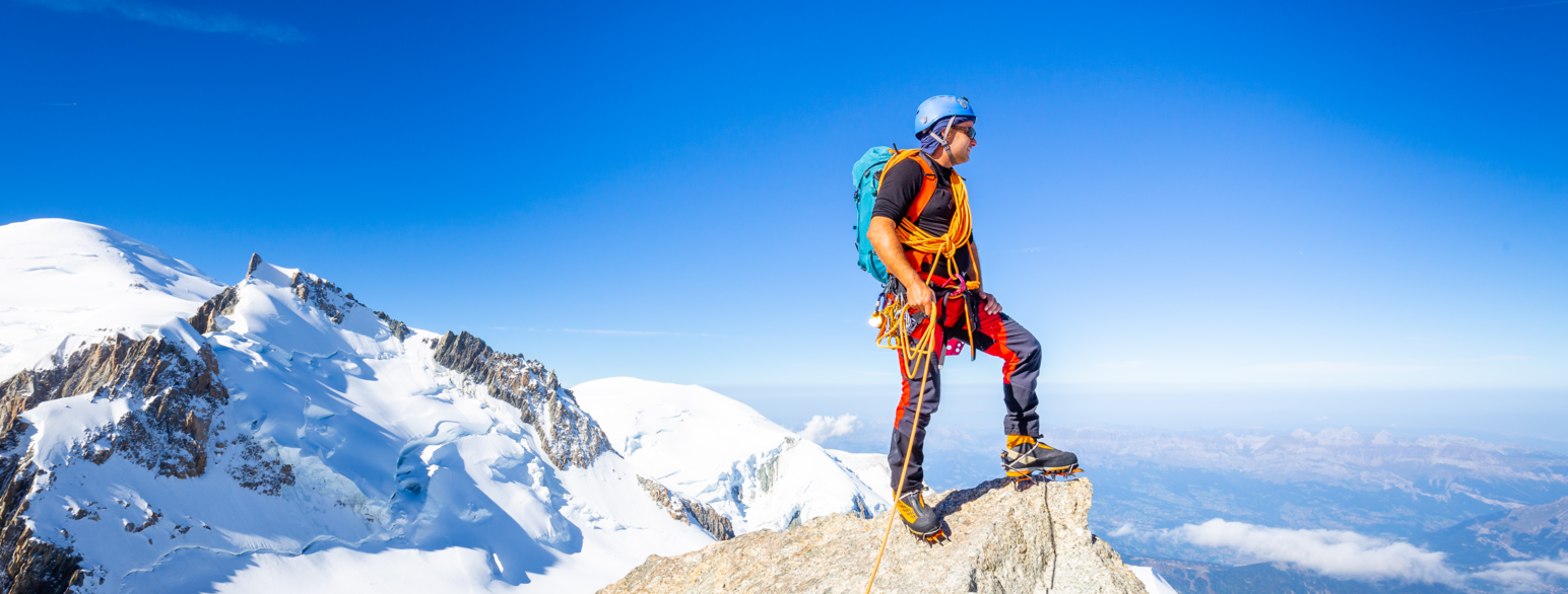 En fjellklatrer på toppen av Mont Blanc du Tacul, en av toppene i Mont Blanc-massivet i Frankrike