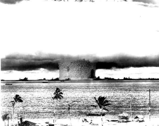 USA detonerer atombomben Baker på Bikini, 1946
