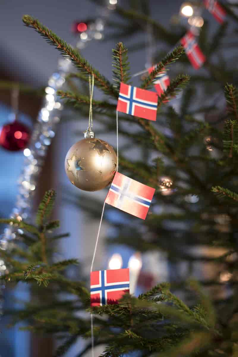 Juletre med norske flagg