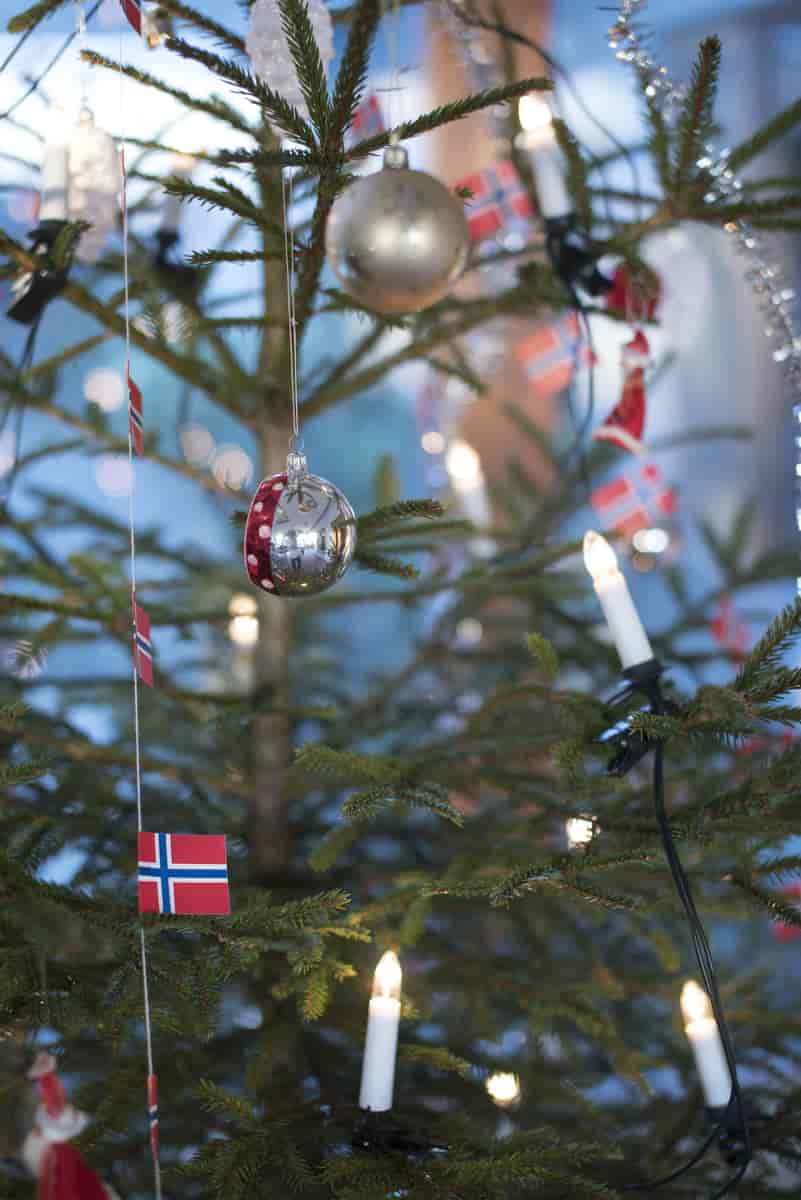 Juletre med julekuler og norske flagg