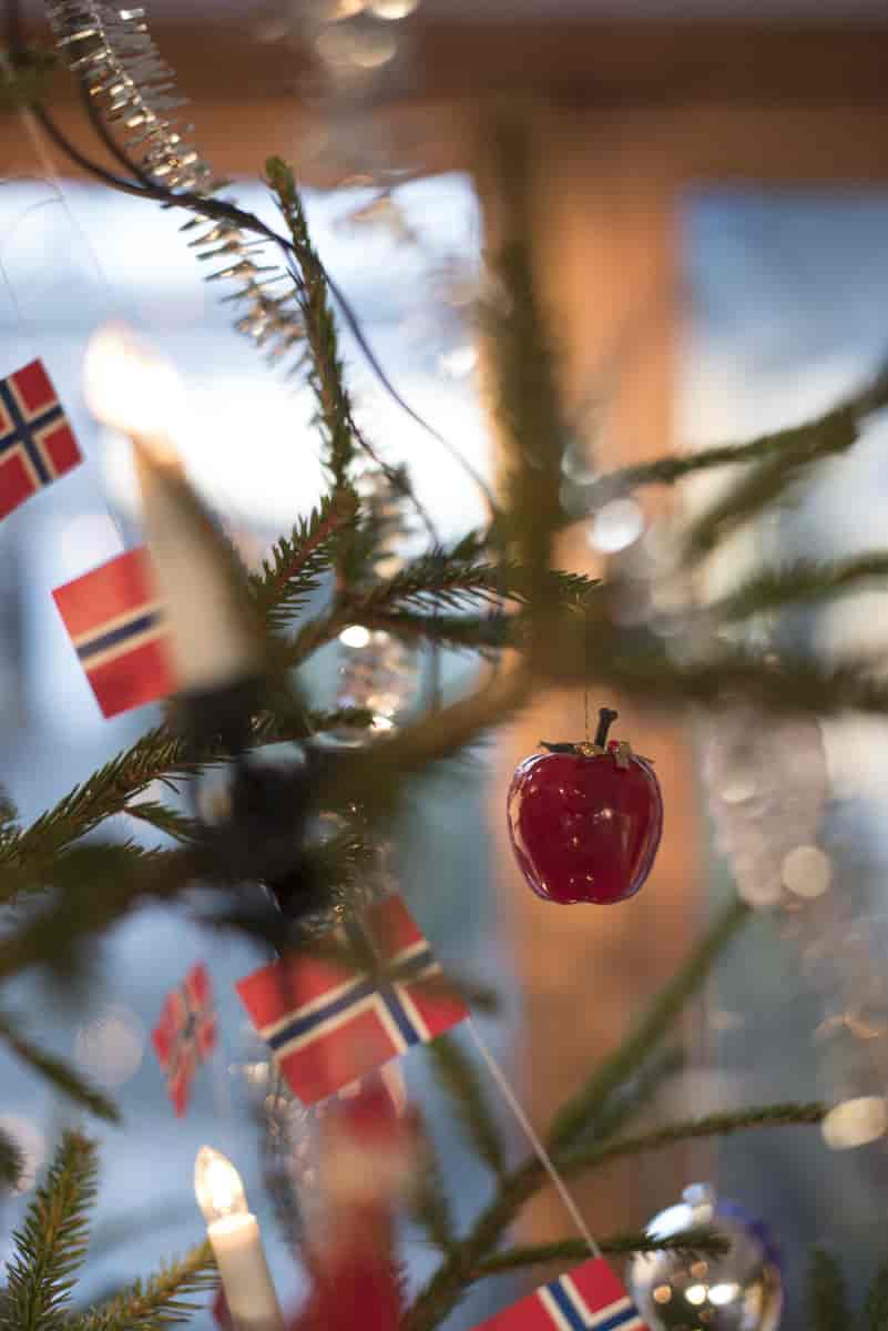 Juletre med julekuler og norske flagg