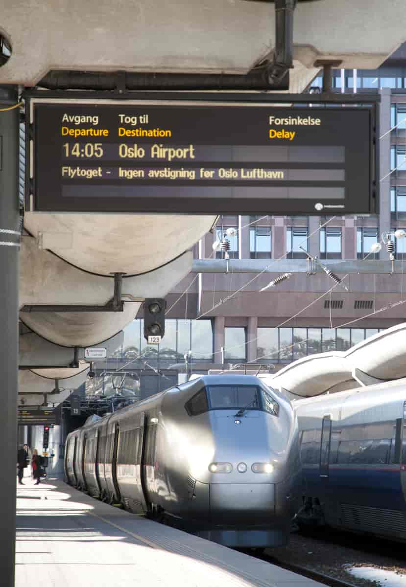 Flytoget ved avgang fra Oslo Sentralstasjon
