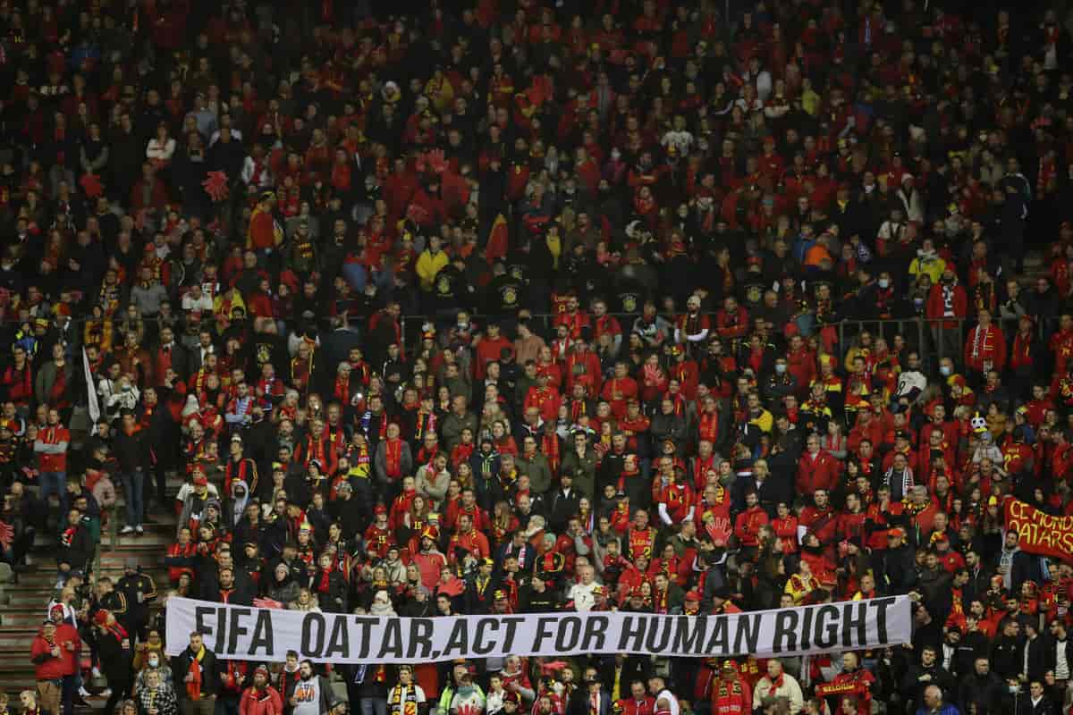 Banner med parole mot menneskerettighetsbrudd i Qatar, kong Baudouin-stadionen i Brussel, Belgia, 13.11.2021