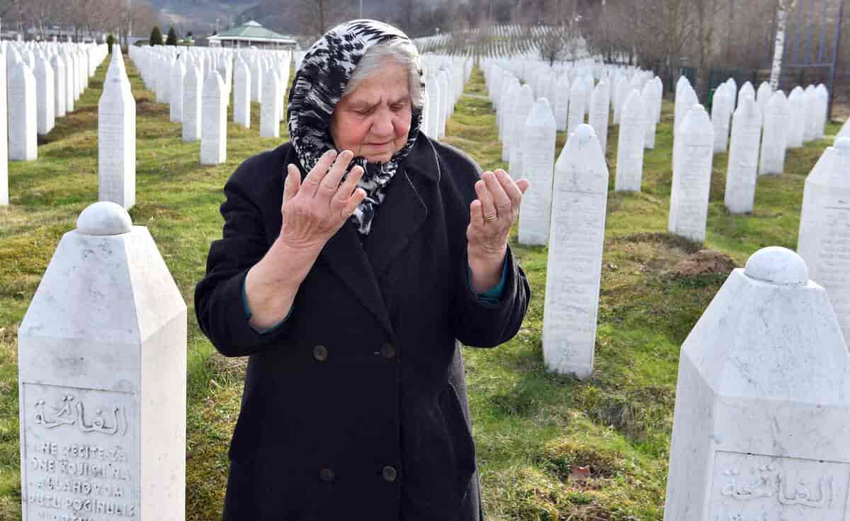 På kirkegården Srebrenica-Potocari (2019)