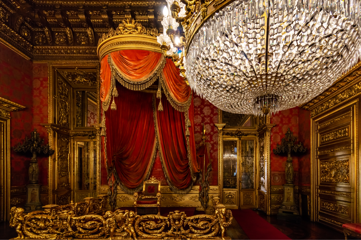 Tronhimmel over en kongelig trone i Torino i Italia