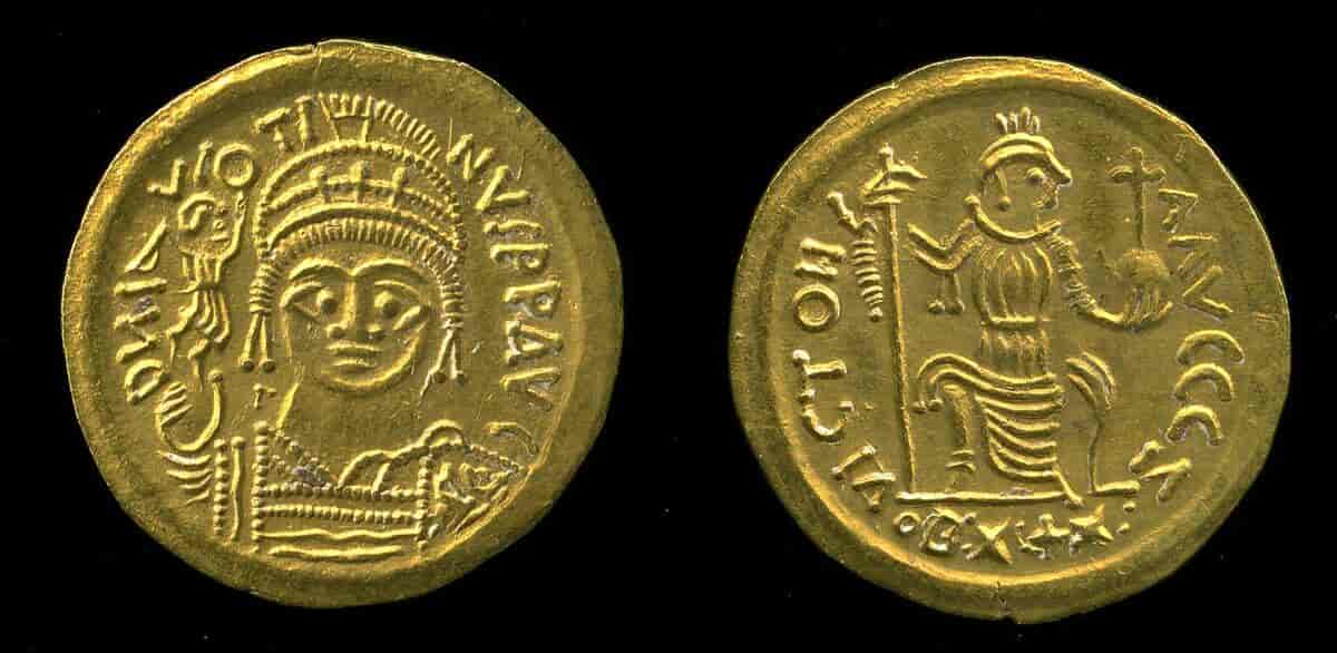 Gullmynt (solidus) preget i Ravenna 567-570. Obvers: Justin 2 som holder seiersgudinnen Victoria. Revers: Personifisering av Konstantinopel